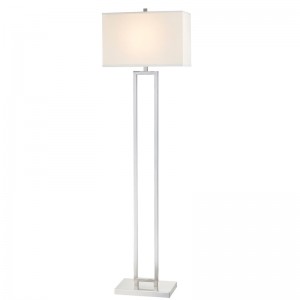 Καναπέ του ξενοδοχείου Marriott δίπλα στον λαμπτήρα δαπέδου με φινίρισμα νικελίου στο δωμάτιο