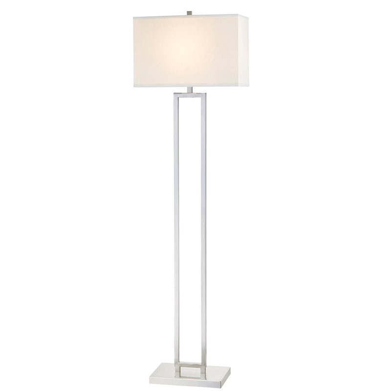 Καναπέ του ξενοδοχείου Marriott δίπλα στον λαμπτήρα δαπέδου με φινίρισμα νικελίου στο δωμάτιο