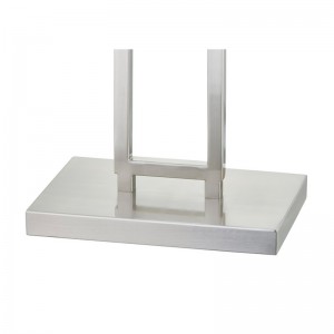 Καναπέ του ξενοδοχείου Marriott δίπλα στον λαμπτήρα δαπέδου με φινίρισμα νικελίου στο δωμάτιο