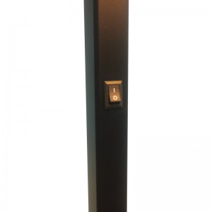 Καναπέ του ξενοδοχείου Waterwalk δίπλα στον λαμπτήρα δαπέδου με ματ μαύρο φινίρισμα στο δωμάτιο