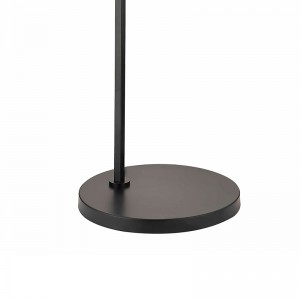 Καναπέ του ξενοδοχείου Waterwalk δίπλα στον λαμπτήρα δαπέδου με ματ μαύρο φινίρισμα στο δωμάτιο