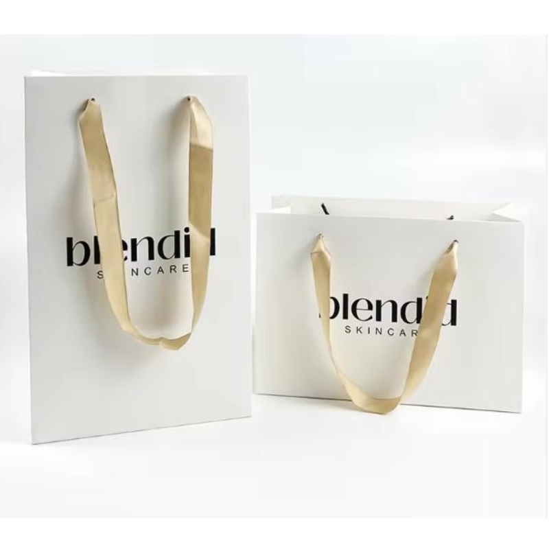 Τυπωμένες τσάντες χαρτιού χαρτόνι πολυτελείας λευκή τσάντα δώρου χαρτιού kraft με λαβή κορδέλας για τσάντα για ψώνια με το δικό σας λογότυπο