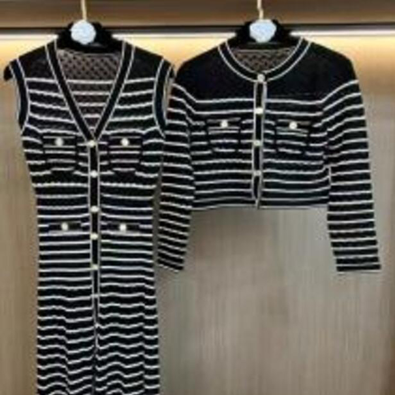 V-Αμάνικο λαιμό μακρύ πλεκτό ριγέ φόρεμα σετ